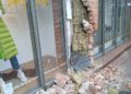 Auto fährt in Hausfassade