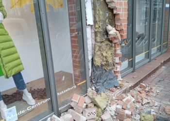 Auto fährt in Hausfassade