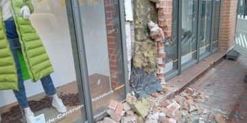 Auto fährt in Hausfassade