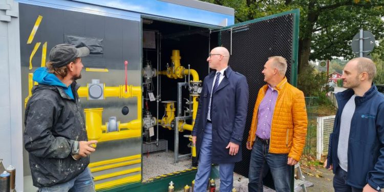 Graffiti-Sprayer verzieren Energieverteilstation