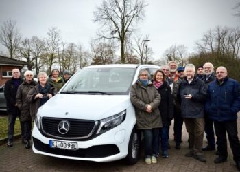 Übergabe eines neuen E-Fahrzeuges an das Team des Bürgerbusses Stecknitz Region