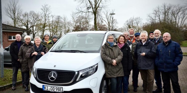 Übergabe eines neuen E-Fahrzeuges an das Team des Bürgerbusses Stecknitz Region
