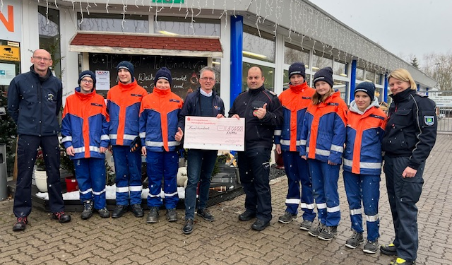 Gartenmarkt spendet an Jugendfeuerwehr Alt-Mölln