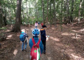 Kinder entdecken heimische Wildnis