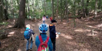 Kinder entdecken heimische Wildnis