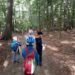 Kinder entdecken heimische Wildnis