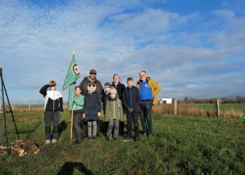 Kinder pflanzen einen neuen Knick