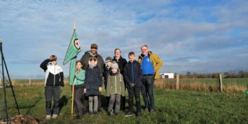 Kinder pflanzen einen neuen Knick