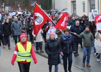 Demokratie und Toleranz: Parteiübergreifendes Bündnis demonstriert gegen Rechtsextremismus