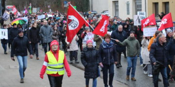 Demokratie und Toleranz: Parteiübergreifendes Bündnis demonstriert gegen Rechtsextremismus