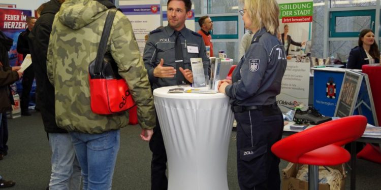 Ausbildung und Studium: Öffentlicher Dienst wirbt für Berufsnachwuchs