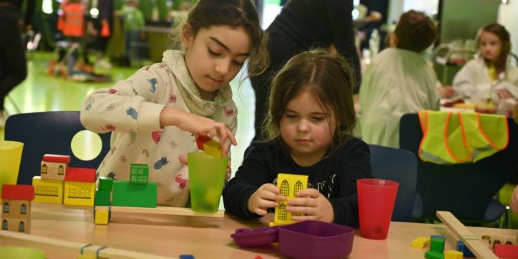 Kita-Forschertag: 90 Kinder forschen und entdecken zum Thema Energie