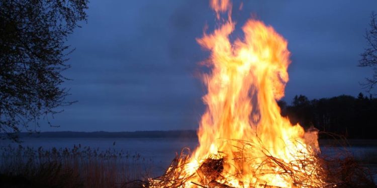Osterfeuer für Groß und Klein