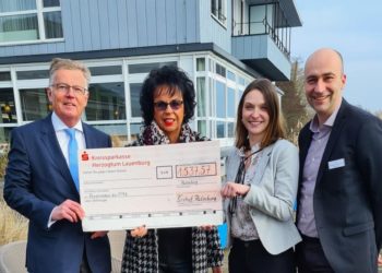 Scheckübergabe an den Förderverein der Feuerwehr