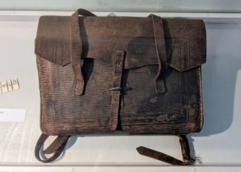 Ein Schulranzen auf der Flucht