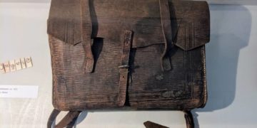 Ein Schulranzen auf der Flucht