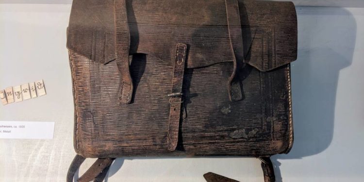 Ein Schulranzen auf der Flucht