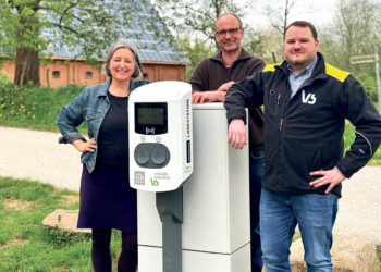 Neue E-Ladesäule mit Ökostrom am Hofladen der Domäne Fredeburg