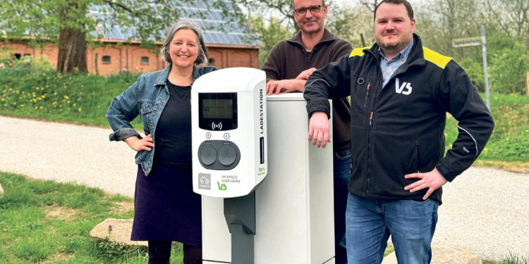 Neue E-Ladesäule mit Ökostrom am Hofladen der Domäne Fredeburg