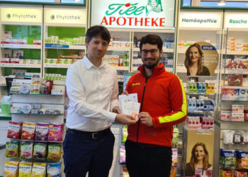 Till- und Stadt-Apotheke unterstützen mit Spende die Schwimmausbildung der DLRG Mölln