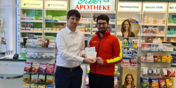 Till- und Stadt-Apotheke unterstützen mit Spende die Schwimmausbildung der DLRG Mölln