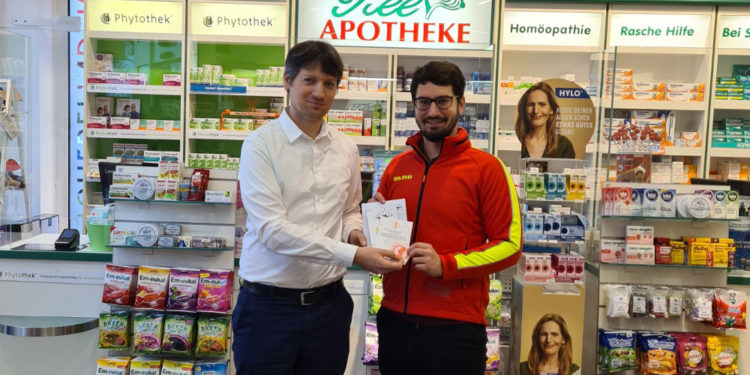 Till- und Stadt-Apotheke unterstützen mit Spende die Schwimmausbildung der DLRG Mölln