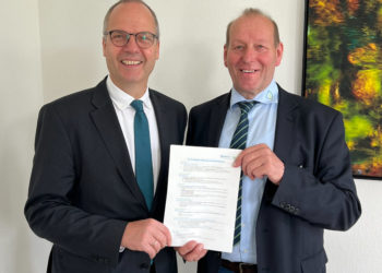 Bürokratieabbau: Lucht überreicht Schwarz die 33 wichtigsten Forderungen