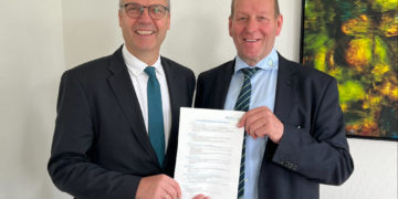 Bürokratieabbau: Lucht überreicht Schwarz die 33 wichtigsten Forderungen