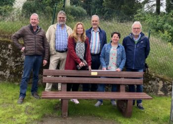 ABB spendet die erste Mitfahrbank für Büchen