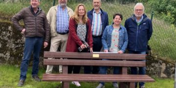 ABB spendet die erste Mitfahrbank für Büchen