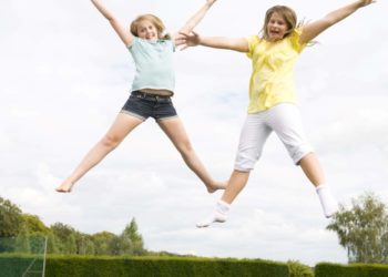 Warnung vor Gefahren beim Trampolinspringen 