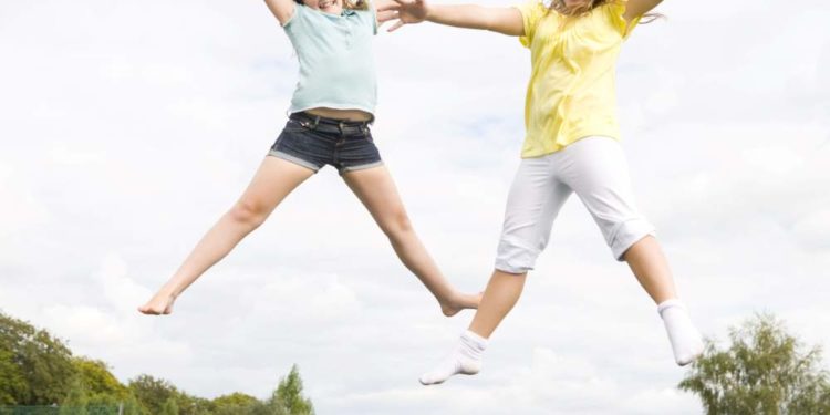 Warnung vor Gefahren beim Trampolinspringen