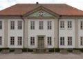 Fassade des Alten Kreishauses in Ratzeburg erhält neuen, historischen Anstrich