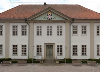 Fassade des Alten Kreishauses in Ratzeburg erhält neuen, historischen Anstrich