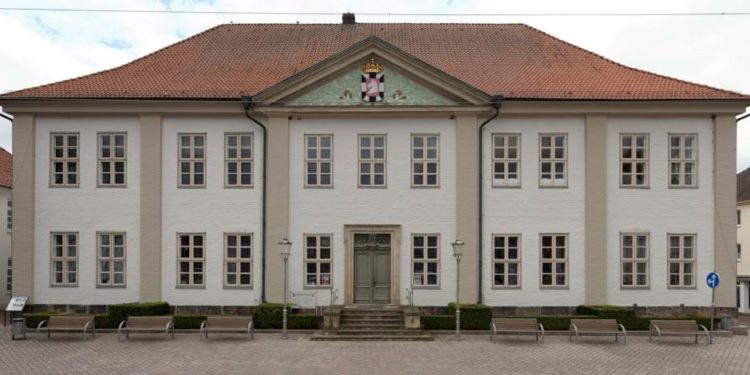 Fassade des Alten Kreishauses in Ratzeburg erhält neuen, historischen Anstrich