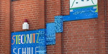 Legosteine füllen Mauerlöcher der Stecknitz-Schule