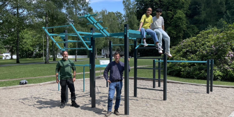 Möllner Kinder- und Jugendbeirat weiht Outdoor-Fitnessgeräte an der Feldbäckerei ein