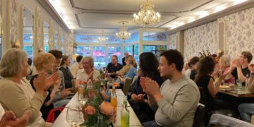 Erfolgreiches Europa Quiz begeistert junge Menschen und fördert lokale Vernetzung.