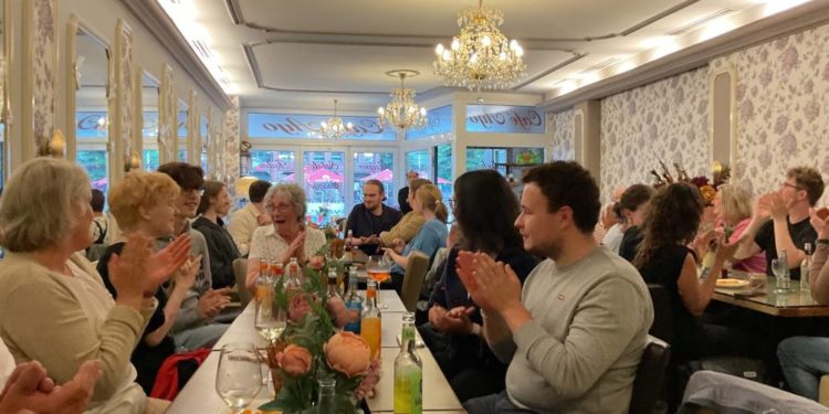 Erfolgreiches Europa Quiz begeistert junge Menschen und fördert lokale Vernetzung.