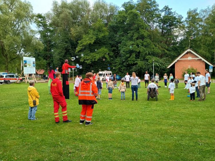 Viele Teilnehmende beim „Staffellauf der Vielfalt“ um den Ratzeburger See
