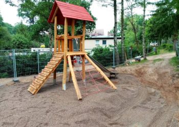 Zwei Möllner Spielplätze mit neuen Spielgeräten ausgestattet