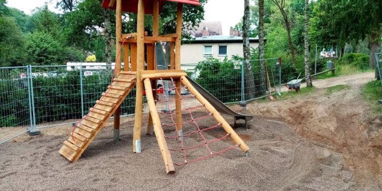 Zwei Möllner Spielplätze mit neuen Spielgeräten ausgestattet