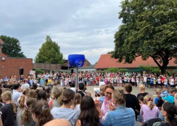 Gemeinschaft beim Schulfest feiern