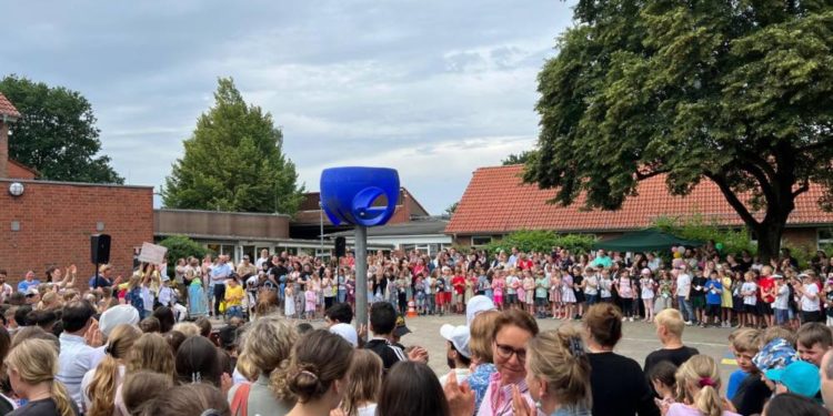 Gemeinschaft beim Schulfest feiern