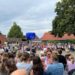 Gemeinschaft beim Schulfest feiern