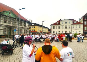 Viele Teilnehmende beim „Staffellauf der Vielfalt“ um den Ratzeburger See