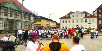 Viele Teilnehmende beim „Staffellauf der Vielfalt“ um den Ratzeburger See