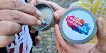 Stadt Geesthacht verteilt Taschenaschenbecher