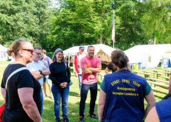 Nina Scheer lobt Demokratieförderung durch Stadtspiel „Tillhausen“
