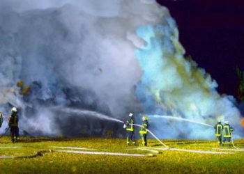 Strohballenbrand auf Ackerfläche – Kriminalpolizei ermittelt